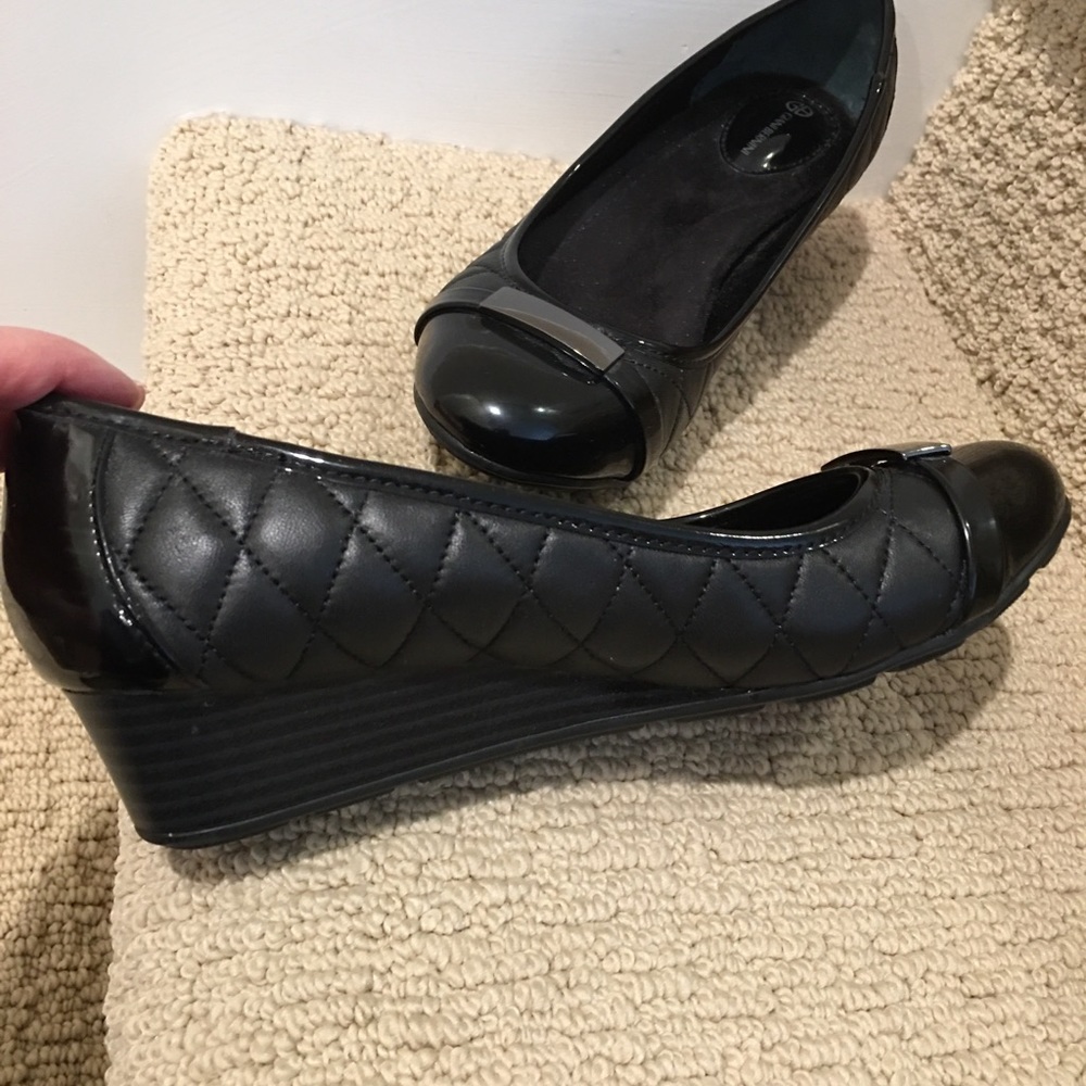 🌻🌼 Trendy black quilted wedge shoes